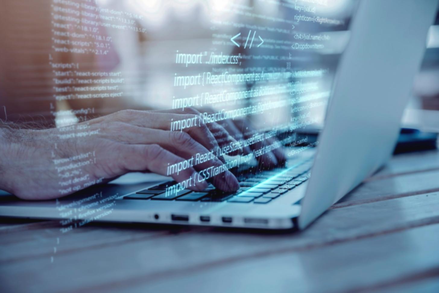 Especialista trabajando en estrategia de contenido SEO personalizada